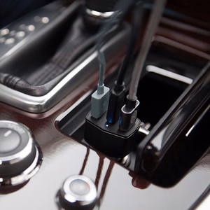 Nillkin Celerity 32 W autolaturi 2 USB-A- ja 1 USB-C-liitännällä, hopeanvärinen