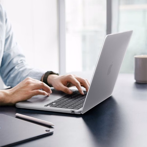 Spigen AirSkin suojakuori MacBook Air 13" 2023 / 2024 / 2025 / 2026 -mallille – läpinäkyvä