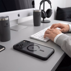 Tech-Protect Magmat MagSafe CC suojakuori mallille iPhone 17 Pro Max / 18 Pro Max – läpinäkyvä musta