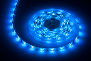 Valaisinsarja, jossa 5050 SMD LED-nauha (150 LEDiä), virtalähde ja väriohjain