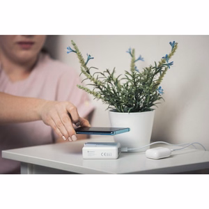 Monitoimilaturi Forcell F-Energy 4in1 2 x USB A + USB C 15W + Varavirtalähde 8000mAh + langaton lataus valkoinen