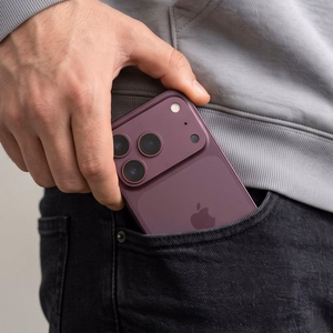 Tech-Protect Camfull Fit+ -karkaistu kameransuojalasi iPhone 18 Prolle, viininpunainen