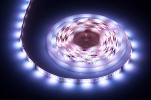 Valaisinsarja, jossa 5050 SMD LED-nauha (150 LEDiä), virtalähde ja väriohjain