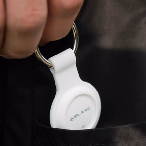 Valkoinen Blavec BTG-02 Bluetooth-paikannin avainrenkaalla Apple- ja Android-laitteille (BTBTG02-KW)