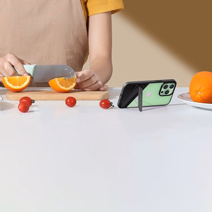 Ugreen Fusion Kickstand Suojakuori iPhone 13 Pro:lle - kova suoja geelireunuksella ja jalustalla, musta (90153)
