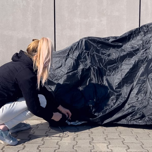 Musta vedenpitävä L-koon peite grillille, polkupyörälle ja potkulaudalle