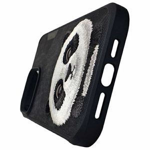 Nimmy Big Eyed Pet 2.0 Panda -suojakuori iPhone 15 Pro - musta