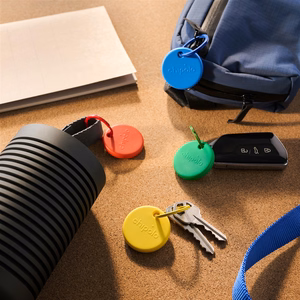 Chipolo POP Bluetooth-paikantimien pakkaus vaihdettavilla paristoilla iOS- ja Android-laitteille, 4 kpl (punainen, sininen, keltainen ja vihreä)