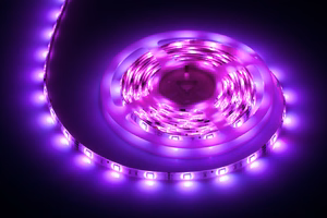 Valaisinsarja, jossa 5050 SMD LED-nauha (150 LEDiä), virtalähde ja väriohjain