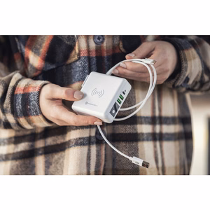 Monitoimilaturi Forcell F-Energy 4in1 2 x USB A + USB C 15W + Varavirtalähde 8000mAh + langaton lataus valkoinen