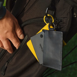 Chipolo CARD – Langaton, ladattava ja ohut Bluetooth-paikannin iOS- ja Android-laitteille, hiilenharmaa