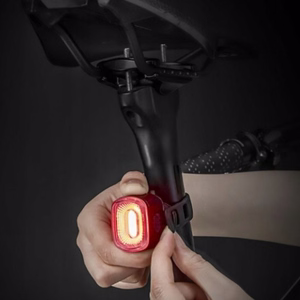 Rockbros Q2S LED polkupyörän takavalo Smart Stop System -järjestelmällä + USB-C - USB-A kaapeli - musta