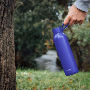 Quokka Solid With Strap ruostumattomasta teräksestä valmistettu termospullo hihnalla, 630 ml, Hämäränsininen