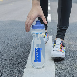 Rockbros 750 ml pyöräilypullo - läpinäkyvä sinisellä suukappaleella