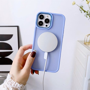 Magneettinen värikäs mattasuojakuori iPhone 15 Plus:lle - violetti
