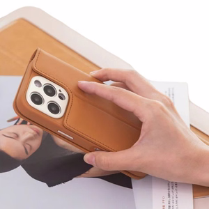 Moshi Overture MagSafe suojakuori iPhone 16 Pro -laitteelle, irrotettavalla vegaaninahkaisella lompakolla, Caramel Brown -värinen