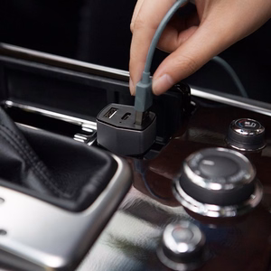 Nillkin Celerity 32 W autolaturi 2 USB-A- ja 1 USB-C-liitännällä, hopeanvärinen