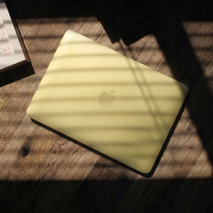 Tech-Protect Softshell -suojakuori MacBook Neo 13 2026:lle - läpinäkyvä matta