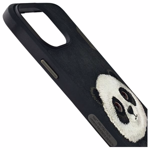 Nimmy Big Eyed Pet 2.0 Panda -suojakuori iPhone 15 Pro - musta