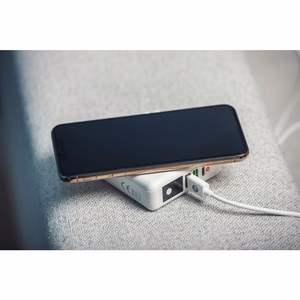 Monitoimilaturi Forcell F-Energy 4in1 2 x USB A + USB C 15W + Varavirtalähde 8000mAh + langaton lataus valkoinen