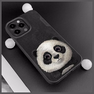 Nimmy Big Eyed Pet 2.0 Panda -suojakuori iPhone 15 Pro - musta