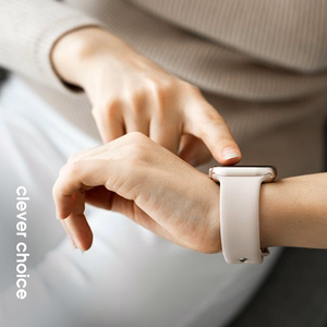 Crong Liquid -nestemäisestä silikonista valmistettu ranneke Apple Watch 38/40/41/42 mm:lle, kivenbeige