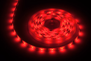 Valaisinsarja, jossa 5050 SMD LED-nauha (150 LEDiä), virtalähde ja väriohjain