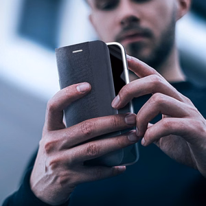 Läppäsuojakuori iPhone 17:lle Sensitive Book musta