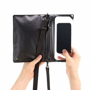 Spigen A640 universal vedenkestävä laukku olkahihnalla musta