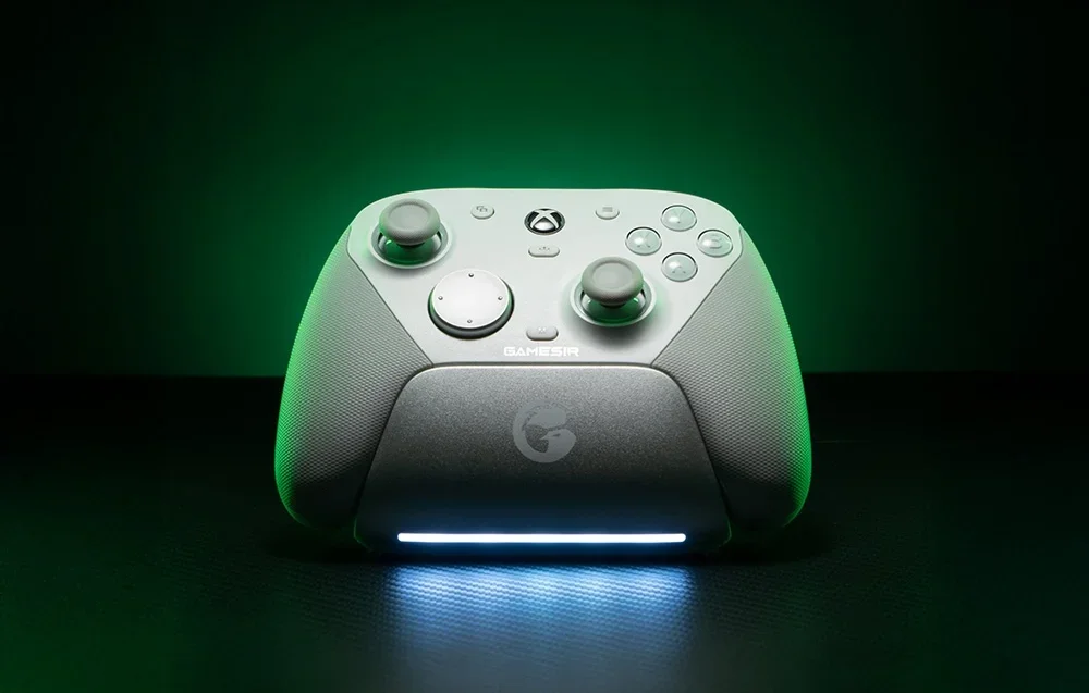 Valkoinen GameSir-ohjain telakassa LED-taustavalolla vihreää valoa vasten.