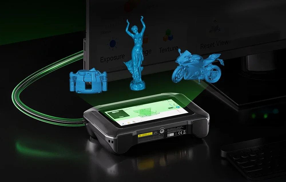 Creality 3D scanner pöydällä sinisten 3D-mallien kanssa