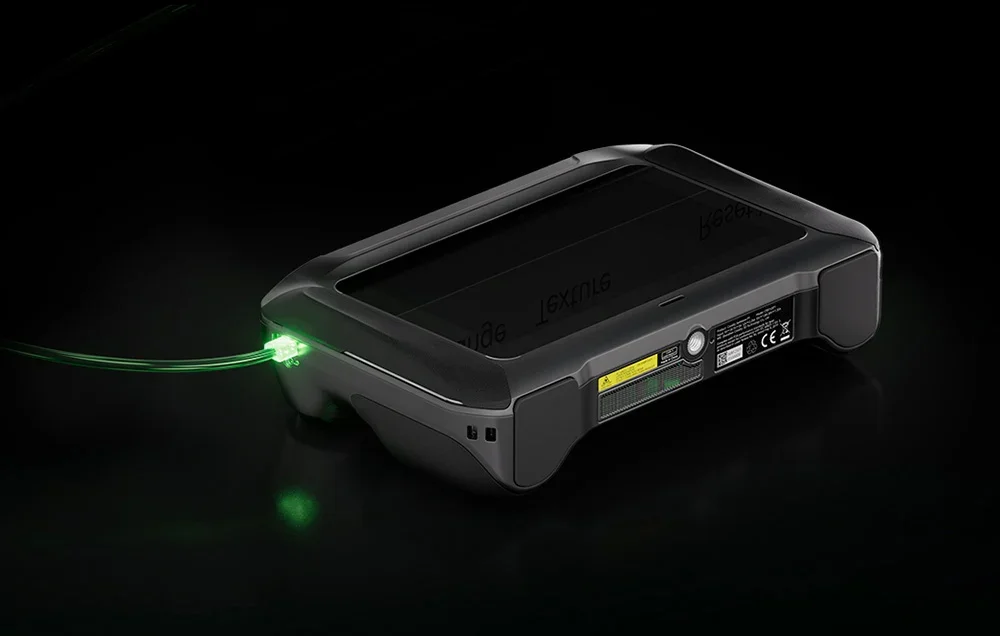 Creality 3D scanner latautuu vihreänä hohtavalla kaapelilla