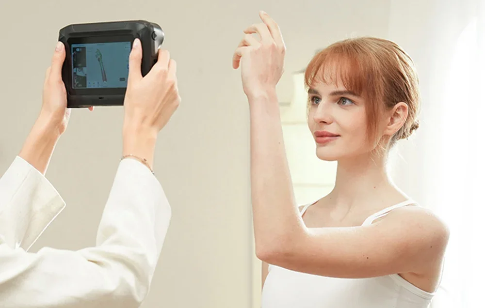 Kädessä pidettävä 3D scanner skannaa ihmisen kättä
