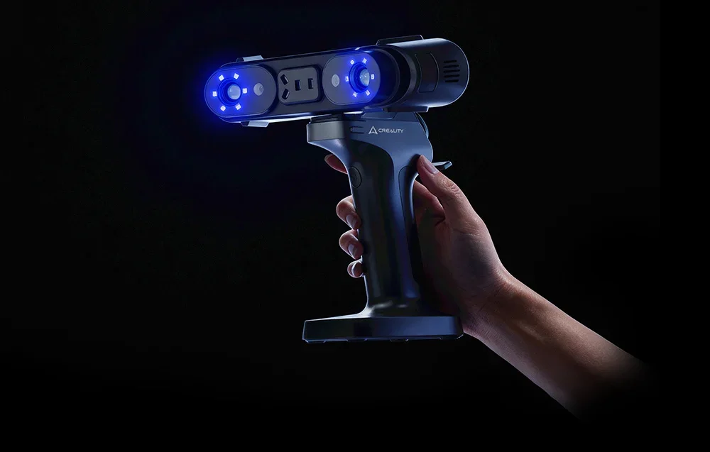 Crealityn käsikäyttöinen 3D scanner sinisellä valoprojektiolla