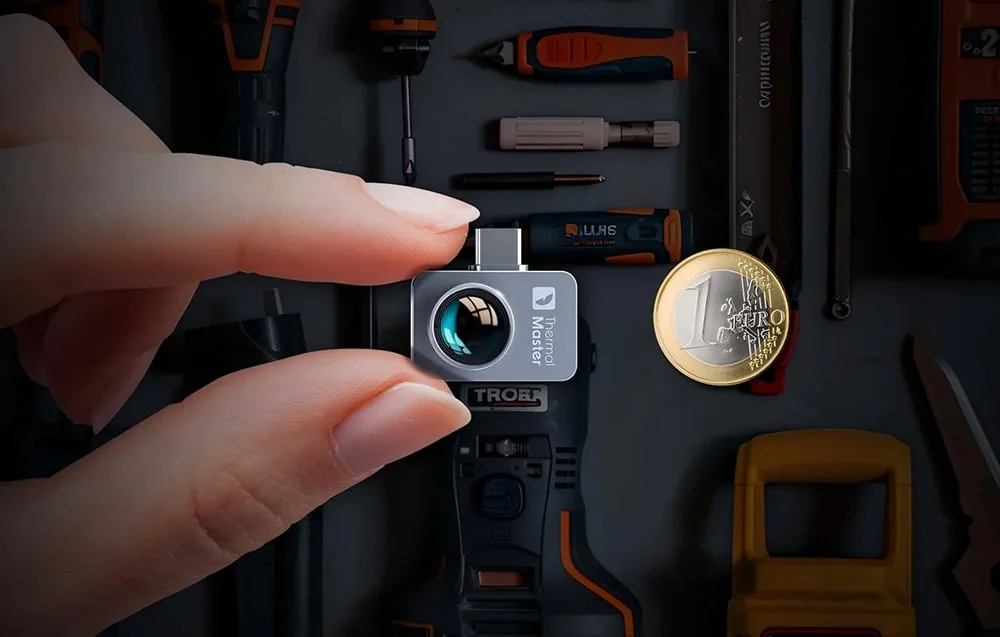 Pieni THERMAL MASTER P2 Pro -lämpökamera yhden euron kolikon vieressä