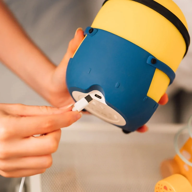 USB-C-kaapelia kytketään Minions Bob -valaisimen liitäntään