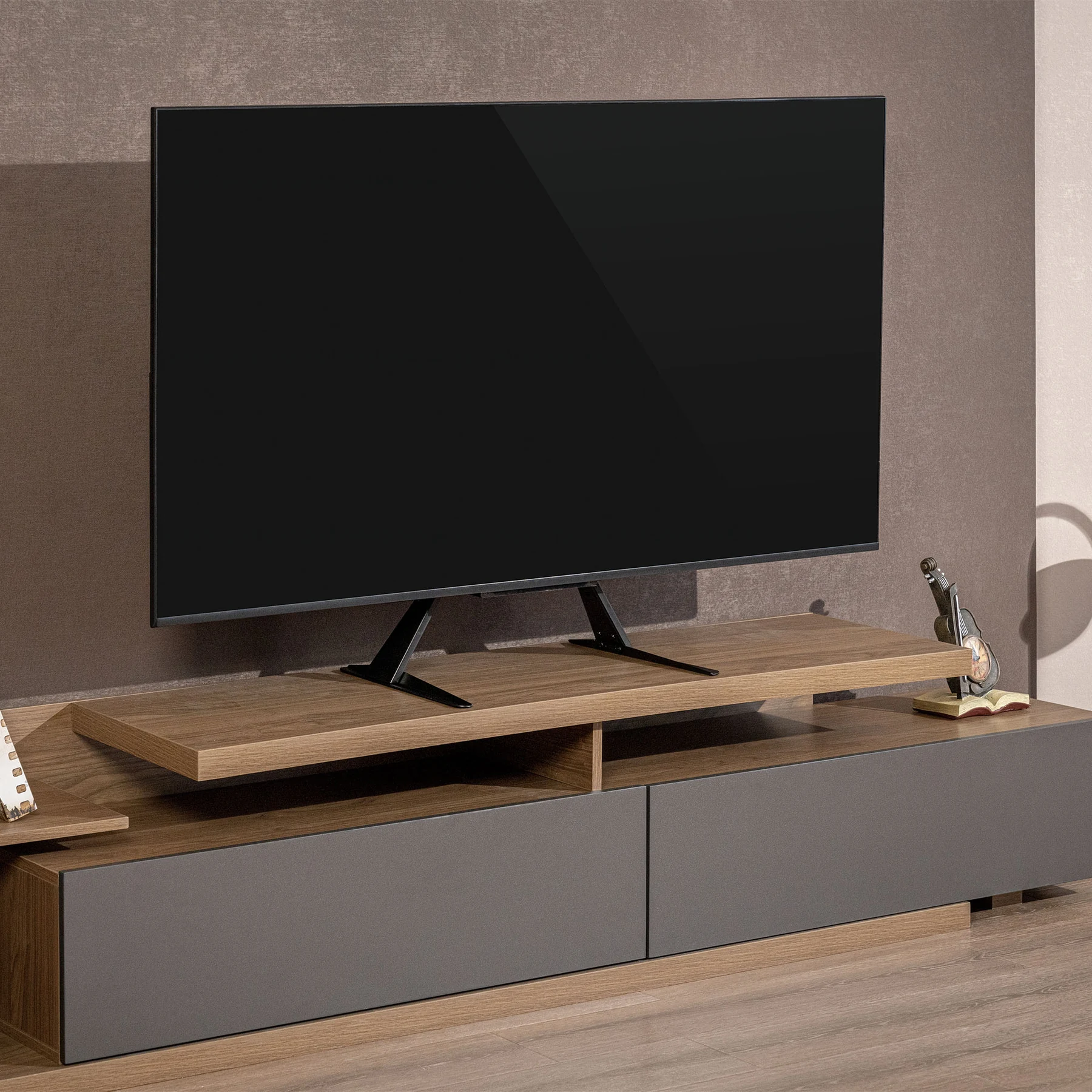 Kuva KM1309-jaloista television kanssa; televisio ei sisälly toimitukseen