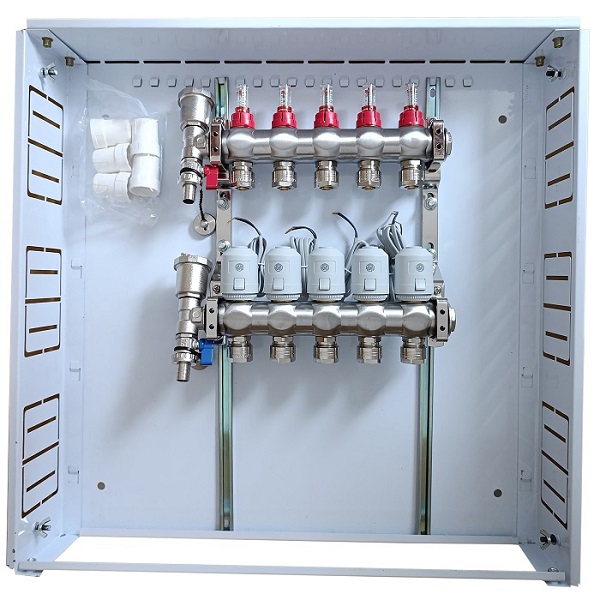 Lämmitysjakotukki 5 piiriä, termostaattimoottorit NC AC230V ja virtausmittarit